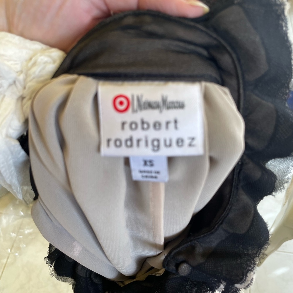 Super cute top from Neiman Marcus collection! Never worn - Picture 3 of 4